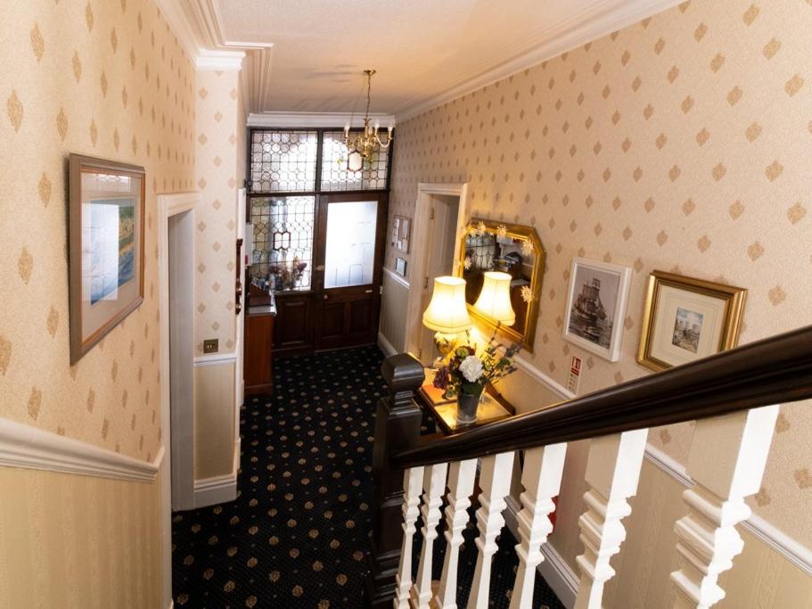 Crescent Lodge Guest House Уитби Екстериор снимка